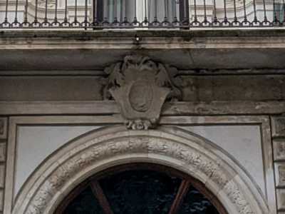 Negli anni a sparire fu anche lo stemma di famiglia, che un tempo ornava l�elegante portone principale...